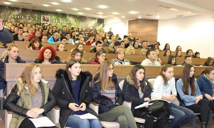 Fond 'Bošnjaci' stipendira nadarene učenike i studenate u BiH