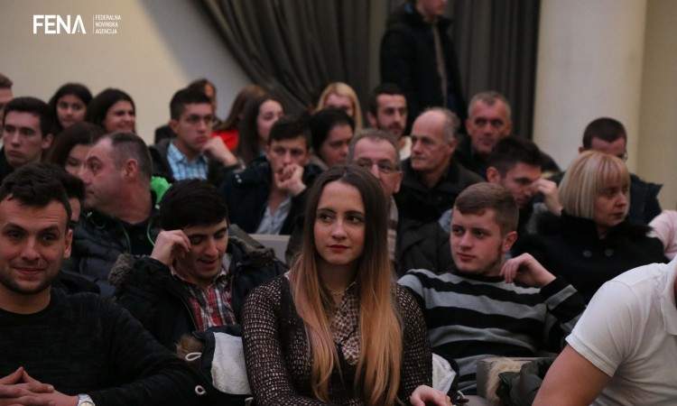 Fond 'Bošnjaci' dodijelio 196 stipendija (Video) 