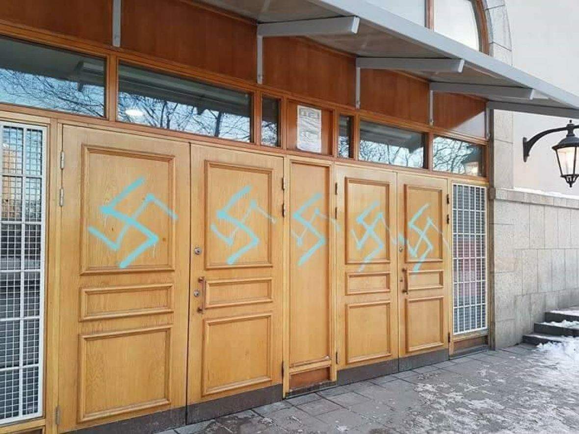 Rasistički napad: Na džamiji iscrtani kukasti križevi