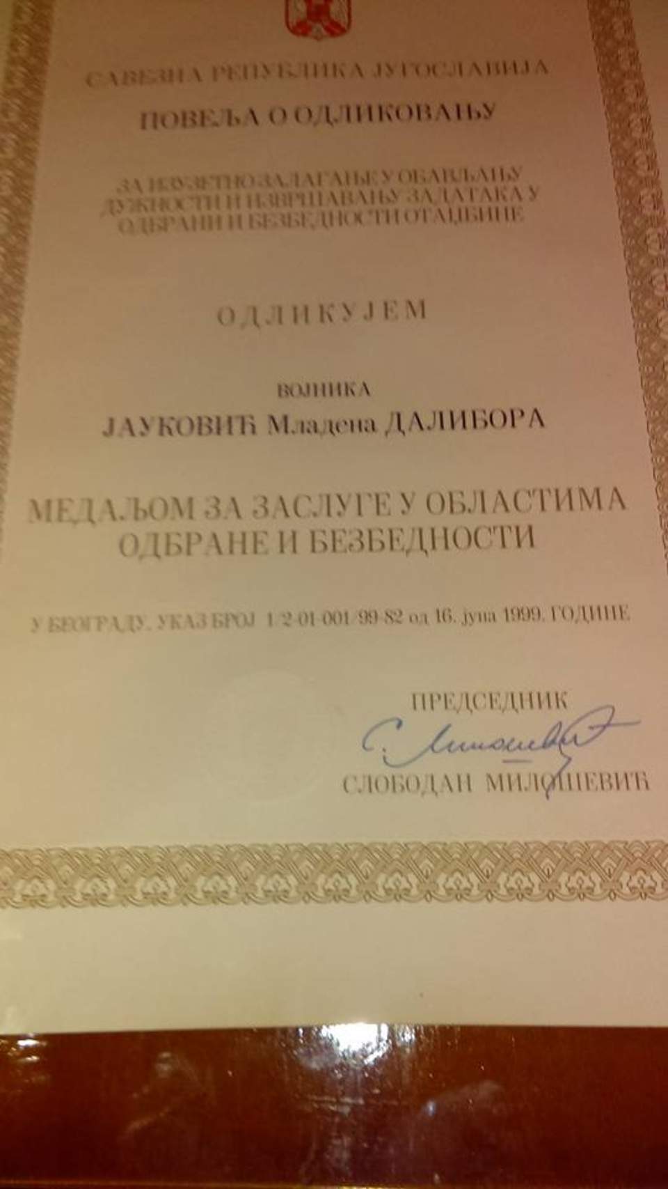 e5ea2c85edb68a3840f79cddb6be08e5.jpg - Bombu na Ambasadu SAD-a bacio srpski bezbjednjak kojeg je odlikovao Slobodan Milošević?