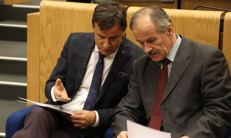 Osmanović: Ne može niko imati privatne ministre, poslanike, direktore