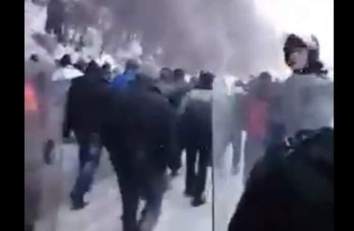 Privedeno osam osoba tokom deblokade petlje Šićki brod (Video)