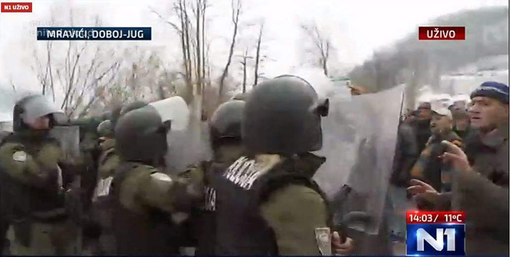 Naguravanje boraca i policije na M17