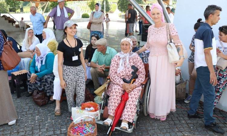Šuhra Malić i ove godine slatkišima darovala učesnike pohoda prema Potočarima