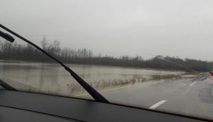 Zbog izlijevanja Une i dalje obustavljen saobraćaj na dionici Špilja-Viorci