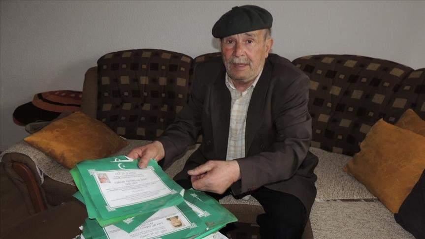 Bužimljanin Mujo Bajrić sakuplja smrtovnice umrlih i uči im Jasin