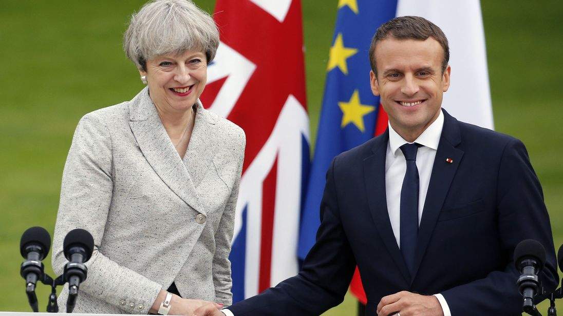 May i Macron na meti kritika zbog zračnih napada na Siriju
