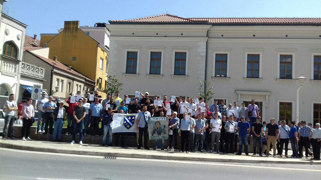Mostarci na Trgu Musala pružili podršku generalu Dudakoviću