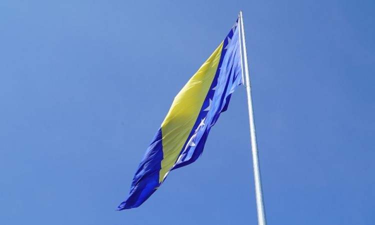 U Tešnju podignuta najveća zastava Bosne i Hercegovine