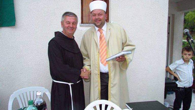 Fratar kod hodže na iftaru
