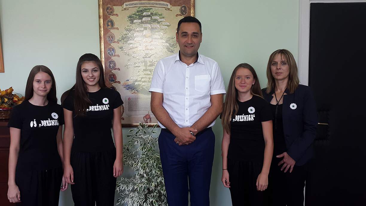 Pohvale članicama Alternativnog teatra JU OŠ „Drežnica“ za izvanredan performans "Majka Srebrenice"