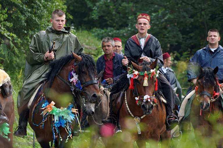 Defile konjanika iz Karaule krenuo ka Ajvatovici