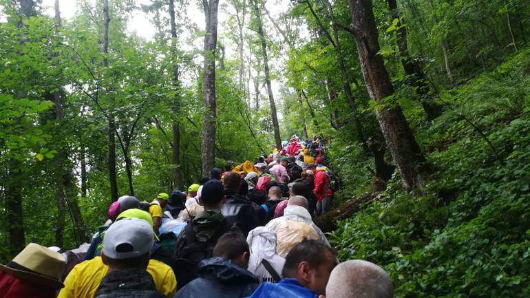 Nikad teži Marš mira, brojni učesnici bosi gaze kroz blato