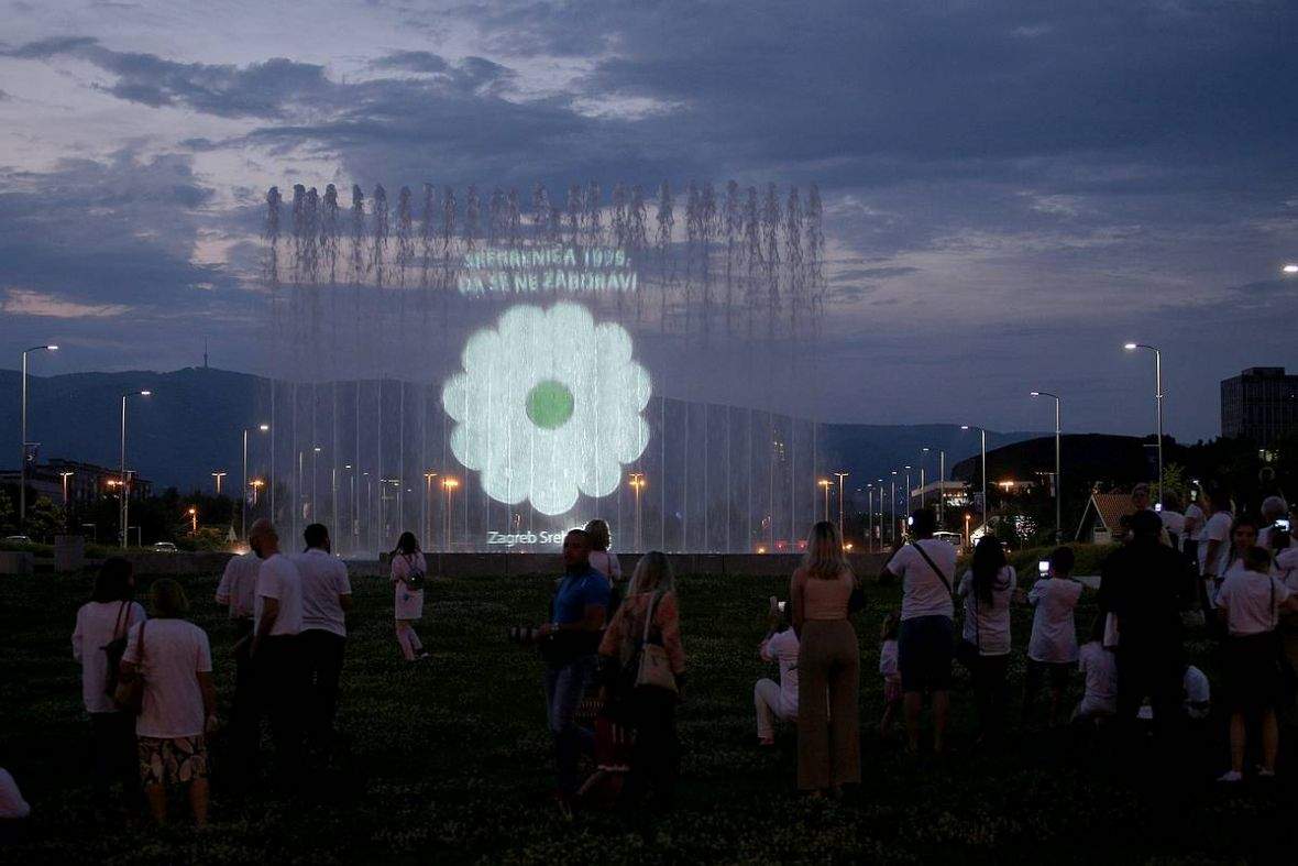 Zagreb: Projekcija cvijeta Srebrenice na fontanama
