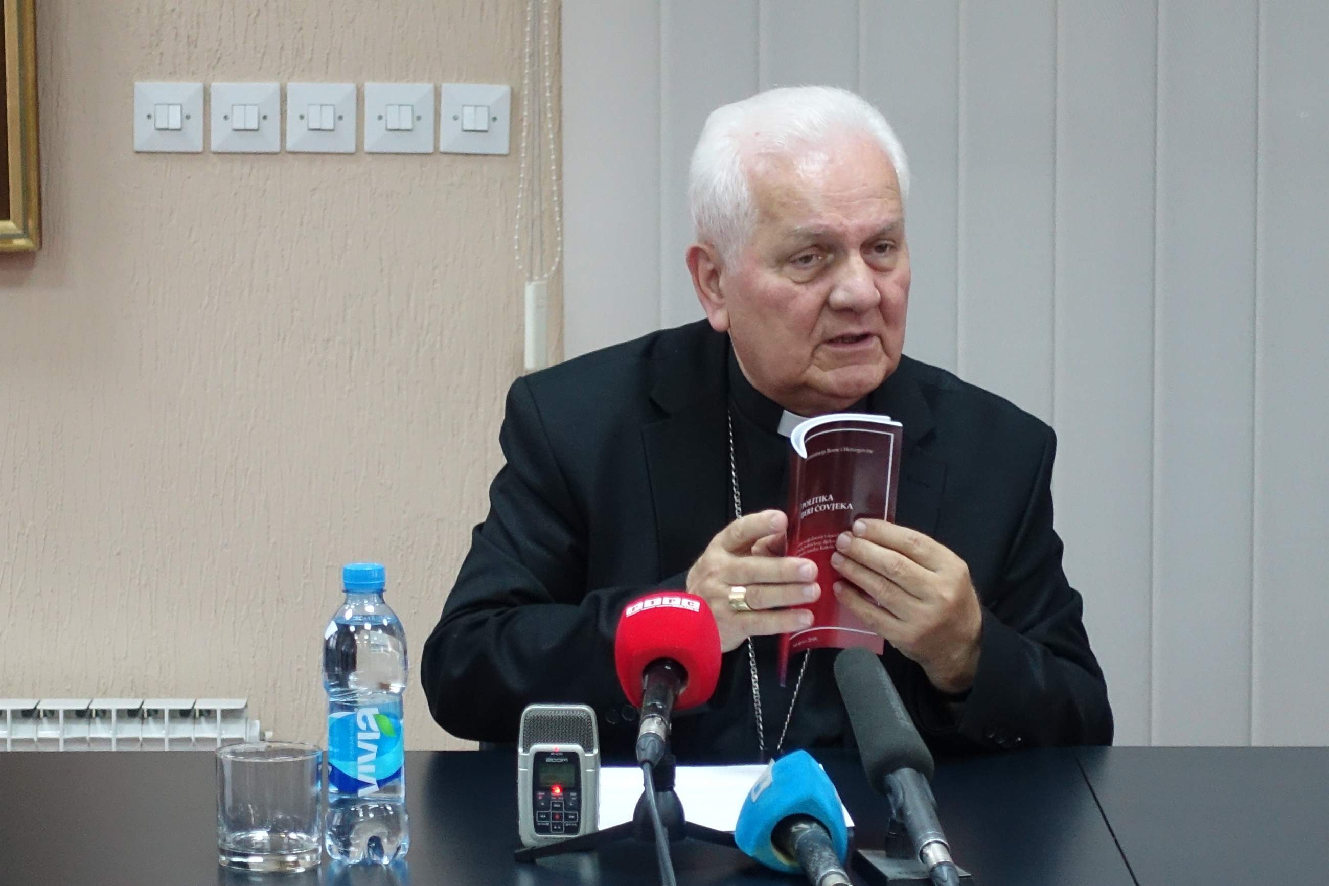 Biskup Komarica političarima: Pročitajte knjigu "Politika po mjeri čovjeka"