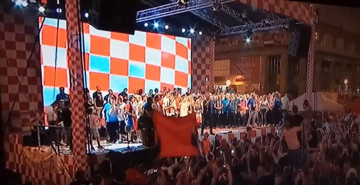 Thompson na dočeku Vatrenih pjevao "Lijepa li si", pomenuo tzv. Herceg-Bosnu (Video)