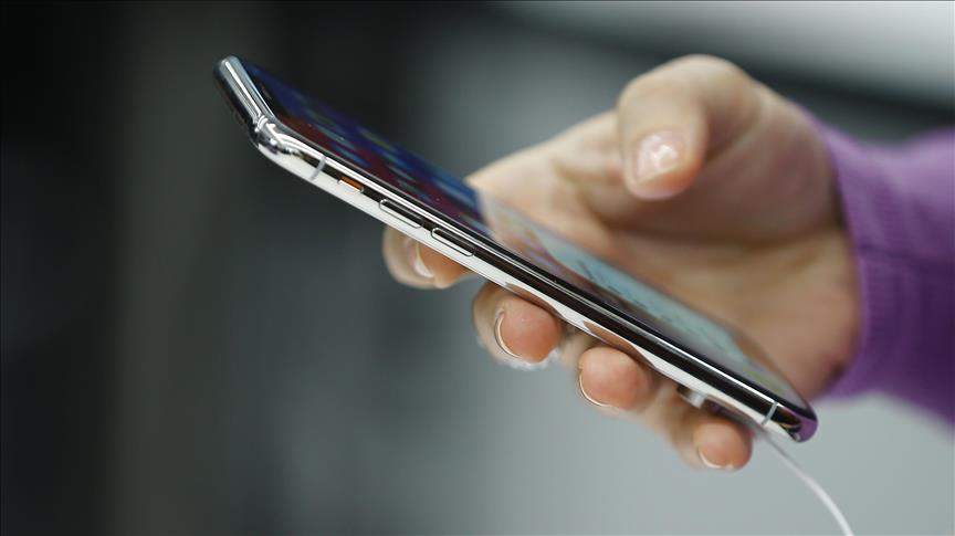 Ministar podnio ostavku jer je službeni mobitel nosio na ljetovanje