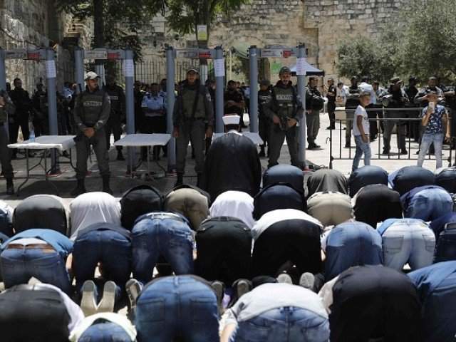 U znak protesta | Muslimani klanjaju ispred ulaza u kompleks džamije Al-Aksa (VIDEO)