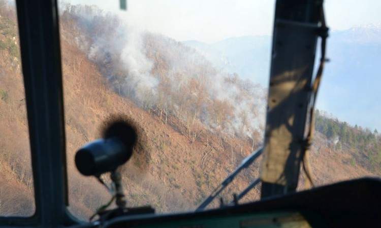 Helikopter OSBiH angažovan na izviđanju i gašenju požara na Čvrsnici