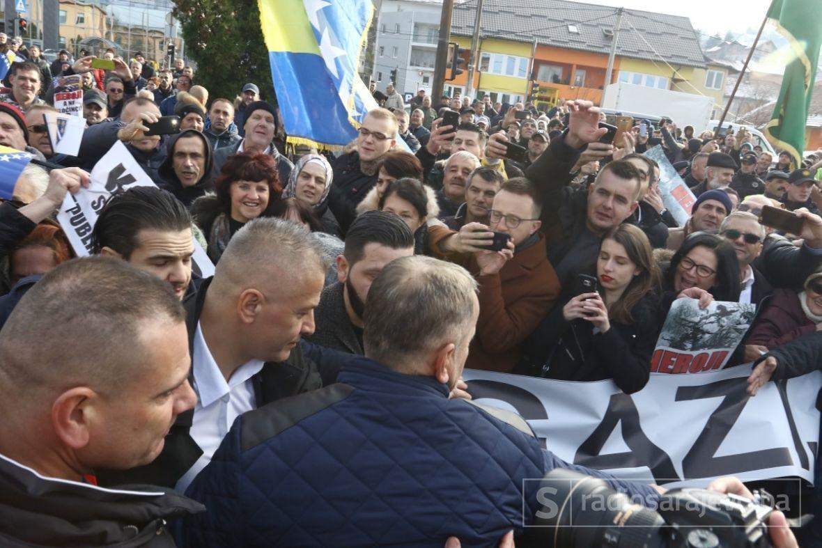 Naser Orić napustio Sud: Ovacije i slavlje okupljenih