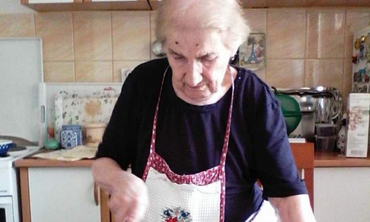 U 92. godini Sadika Salkić "svojeručno" razvija jufku za bajramsku baklavu