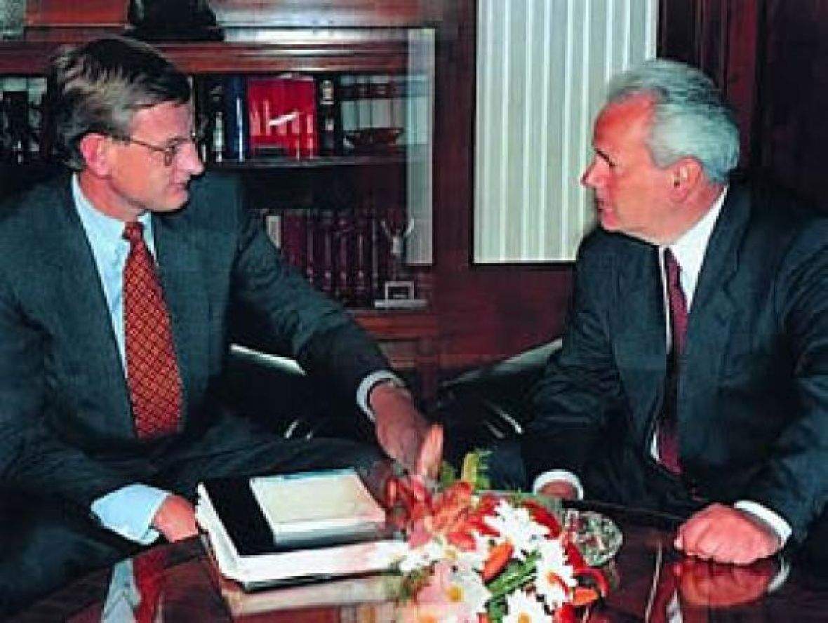 Carl Bildt – čovjek koji na duši ima Srebrenicu