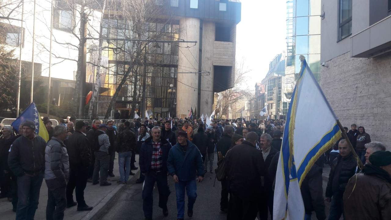 U Sarajevo stiglo 14 autobusa demobilisanih boraca, blokiran saobraćaj pred Parlamentom